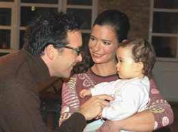 rbb Fernsehen ZWEI M&Auml;NNER UND EIN BABY, am Sonntag (02.10.11) um 15:40 Uhr. Ulli (Michael Roll) versteht sich blendend mit Lisas (Sandra Speichert) Tochter Maya (Maya Lauterbach), seiner goldigen kleinen Nichte.