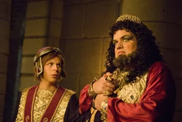 Ungl&uuml;cklicherweise kommt dem Hohepriester (Oliver Platt, r.) die Idee, den sensiblen Oh (Michael Cera, l.) zu vergolden ...