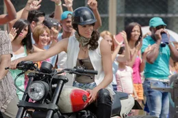 Ein Autorennen in Havanna begleitet Letty (Michelle Rodriguez) auf dem Motorrad.
