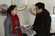 Amir ist geschockt, als er den Artikel in der Zeitung sieht. Von links: Charlie Keller (Marie-Claire Schuller) und Amir (Zejhun Demirov). Amir ist geschockt, als er den Artikel in der Zeitung sieht. Von links: Charlie Keller (Marie-Claire Schuller) und Amir (Zejhun Demirov).