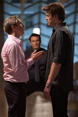 Nicholas Wyatt (Gary Oldman, l.) erpresst seinen Ex-Angestellten Adam Cassidy (Liam Hemsworth, r.) mit einem unmoralischen, aber sehr verlockendem Angebot ...