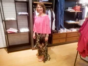 Brigitte auf der Suche nach dem perfekten Outfit. Brigitte auf der Suche nach dem perfekten Outfit.