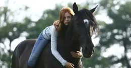 Mika (Hanna Binke) und der scheue, oft aggressive "Ostwind" sind die besten Freunde geworden.