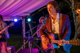 Devon (Brenton Thwaites) spielt mit seiner Band auf der Hochzeit seines Bruders.