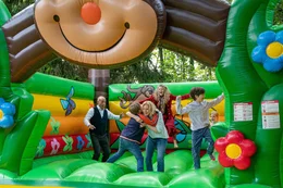 Gerhard (Heiner Lauterbach, l.), Jannik (Julius Weckauf), Karin (Maren Kroymann, 3.v.l.), Philippa (Barbara Sukowa, 3.v.r.), Viktor (Bruno Gr&uuml;ner, 2.v.r.) und Leonie (Julia/Luise Gleich, r.) auf der H&uuml;pfburg