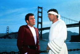 Admiral Kirk (William Shatner, l.) und Mr. Spock (Leonard Nimoy, r.) haben sich ins  20. Jahrhundert nach San Francisco zur&uuml;ckversetzen lassen, um Buckelwale  zu suchen. Eine Sonde, die die Erde existenziell bedroht, reagiert nur auf die Ges&auml;nge dieser Wale. Ein Wettlauf mit der Zeit beginnt  ...