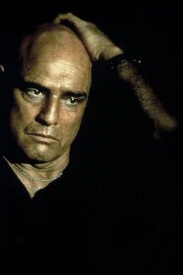 Colonel Kurtz (Marlon Brando) hat sich von der Truppe in den Dschungel abgesetzt, wo er despotisch &uuml;ber Soldaten und Eingeborene herrscht und von ihnen verg&ouml;ttert wird.