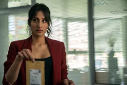 Post f&uuml;r das FBI: Agent Linda Amisted (Taj Atwal) hat Post von Killer Alex Lewis erhalten.
