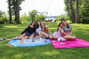 Fr&uuml;hst&uuml;ckspicknick im Schlosspark - Anna (l.), Toni (2.v.l.), Alexa (M.), Luise (2.v.r.) und Feli (r.) beginnen den Tag entspannt in der Natur.