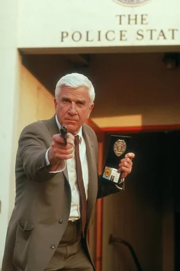 Lt. Frank Drebin (Leslie Nielsen) l&auml;sst sich nicht entmutigen.