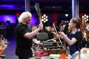 Familienkonzerte mit Checkerin Marina und dem BRSO unter der Leitung von Sir Simon Rattle in der TonHalle. Im Bild: Checkerin Marina und Sir Simon probieren verschiedene Objekte als Taktst&ouml;cke aus.