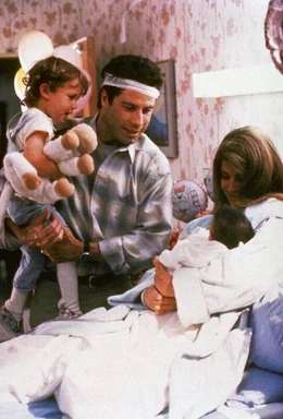 Der altkluge Spr&ouml;&szlig;ling von Mollie (Kirstie Alley) und James (John Travolta), Mikey (Megan Milner), hat Konkurrenz bekommen: Die kleine Julie ist angekommen...