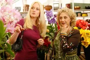 T.K.s beste Freundin Stephanie (Teri Polo, li.) sucht bei der Floristin Joy (Carol Kane) Blumen aus.  +++