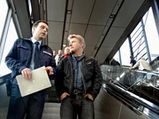 Flughafenpolizist Damir Znidarcic (Aleksandar Jovanovic, links) diskutiert mit Kommissar Fritz Dellwo (J&ouml;rg Sch&uuml;ttauf) den Mordfall.