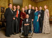"Agatha Christie's Poirot", "Vorhang - Poirots letzter Fall." Nach vielen Jahren treffen sich Poirot, nun von Arthrose geplagt, und Captain Hastings, der inzwischen verwitwet ist, wieder. Als sie eine Einladung nach Styles erhalten, dem Haus in dem sie ihren ersten gemeinsamen Fall lösten, nehmen sie diese schnell an. Doch als der große Detektiv einen der scheinbar harmlosen Gäste als 'X' bezeichnet, einen rücksichtslosen Serienmörder, zweifeln die Menschen an seinem Verstand und der Leistung seiner berühmten grauen Zellen. Doch Poirot ist sich sicher, dass nur er einen weiteren Mord verhindern kann, selbst wenn dabei sein eigenes Leben auf der Strecke bleibt. Im Bild (v.li.): Aidan McArdle (Stephen Norton), Helen Baxendale (Elizabeth Cole), John Standing (Colonel Toby Luttrell), Anne Reid (Daisy Luttrell), Shaun Dingwall (Doctor Franklin), David Suchet (Hercule Poirot), Hugh Fraser (Captain Hastings), Philip Glenister (Sir William Boyd Carrington), Anna Madeley (Barbara Franklin), Matthew McNulty (Major Allerton), Alice Orr-Ewing (Judith Hastings). "Agatha Christie's Poirot", "Vorhang - Poirots letzter Fall." Nach vielen Jahren treffen sich Poirot, nun von Arthrose geplagt, und Captain Hastings, der inzwischen verwitwet ist, wieder. Als sie eine Einladung nach Styles erhalten, dem Haus in dem sie ihren ersten gemeinsamen Fall lösten, nehmen sie diese schnell an. Doch als der große Detektiv einen der scheinbar harmlosen Gäste als 'X' bezeichnet, einen rücksichtslosen Serienmörder, zweifeln die Menschen an seinem Verstand und der Leistung seiner berühmten grauen Zellen. Doch Poirot ist sich sicher, dass nur er einen weiteren Mord verhindern kann, selbst wenn dabei sein eigenes Leben auf der Strecke bleibt. Im Bild (v.li.): Aidan McArdle (Stephen Norton), Helen Baxendale (Elizabeth Cole), John Standing (Colonel Toby Luttrell), Anne Reid (Daisy Luttrell), Shaun Dingwall (Doctor Franklin), David Suchet (Hercule Poirot), Hugh Fraser (Captain Hastings), Philip Glenister (Sir William Boyd Carrington), Anna Madeley (Barbara Franklin), Matthew McNulty (Major Allerton), Alice Orr-Ewing (Judith Hastings).