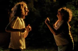 Toni (Elias Maria Burckhardt) kann mit Cara (Mieke Schymura) einfach tanzen und Spa&szlig; haben.