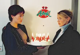 Eigentlich wollte Anja (Tina Ruland, re.) mit ihrer Freundin Karin (Gesine Cukrowski) nach Brasilien auswandern, doch nun haben sich ihre Pl&auml;ne ge&auml;ndert.