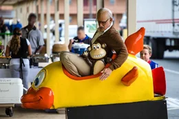 Nachdem das Fahrgesch&auml;ft nicht funktioniert zwingt Billy (Jackson Nicoll, r.) seinen Opa Zisman (Johnny Knoxville, 2.v.r.) sich in die Ente zu setzen um sie zu reparieren.