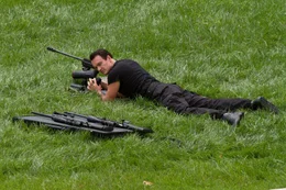 Wer in seinem Visier landet, hat nichts zu lachen: Wyatts Handlanger Miles Meachum (Julian McMahon) greift f&uuml;r seinen Chef zu t&ouml;dlichen Waffen.