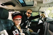 Floor (Bobbie Mulder) wird von ihrem Vater Jan (Ferdi Stofmeel) zur Schule gebracht. Floor (Bobbie Mulder) wird von ihrem Vater Jan (Ferdi Stofmeel) zur Schule gebracht.