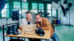 K&ouml;nnen wir unseren Augen und Ohren noch trauen, bei dem, was wir auf unseren Bildschirmen sehen? Hanno zeigt, was K&uuml;nstliche Intelligenz heute kann! T&auml;uschend echtes Videomaterial und Musik auf Knopfdruck? Jede Sprache sprechen? Familienfotos von 1925 zum Leben erwecken? Alles m&ouml;glich. Doch wo liegen die Grenzen und Gefahren, die damit einhergehen? Hanno testet verschiedene K.I. Tools auf Herz und Nieren und wird dabei von "K.I.K.I." begleitet, seiner pers&ouml;nlichen K.I. Assistentin f&uuml;r diese Doku. Zusammen gehen sie der Frage nach: Was kann man noch glauben? Im Bild: Fotograf Manuel Schaffernak (links) zeigt Hanno Settele, was in der Bildbearbeitung mit KI m&ouml;glich ist.
