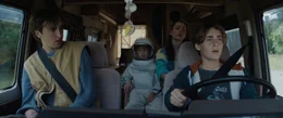 Toms Bruder Elmar (Anton Noltensmeier) f&auml;hrt den Camper wieder zur&uuml;ck nach Lunau. Mit dabei sind der Nachbar der Gro&szlig;eltern Nick (Jona Volkmann) und Elmars Geschwister Nina (Lilli Lacher) und Tom (Theo Kretschmer).