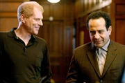 Szene aus "Monk" mit Noah Emmerich (Roderick Brody) und Tony Shalhoub (Adrian Monk). Szene aus "Monk" mit Noah Emmerich (Roderick Brody) und Tony Shalhoub (Adrian Monk).