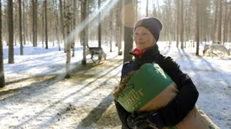 Hanna Mikkola f&uuml;ttert ihre Rentiere nur mit dem besten Stroh aus biologischer Landwirtschaft.