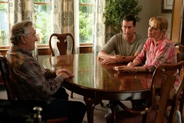 Familienrat zwischen den Erwachsenen. Sally (Uma Thurman, r.) und ihr Mann Arthur (Rob Riggle, 2.v.r.) sitzen mit Sallys Vater Ed (Robert De Niro, l.) im Wohnzimmer.
