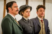 Arthur Conan Doyle (Stephen Mangan, l.), Adelaide Stratton (Rebecca Liddiard), Harry Houdini (Michael Weston)
