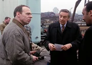 V.l.: Daniel Tenofskie (Henry Stolow), Detective Lennie Briscoe (Jerry Orbach) und Detective Ed Green (Jesse L. Martin).