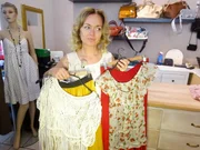 Sabina sucht das passende Sommertop.