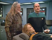 Der Doktor (Robert Picardo, r.) Der Doktor (Robert Picardo, r.)