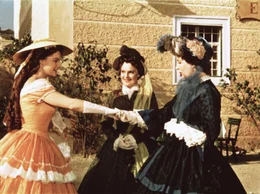 L-R: Prinzessin Elisabeth "Sissi" von Bayern (Romy Schneider), Herzogin Ludovika von Bayern (Magda Schneider), Erzherzogin Sophie (Vilma Degischer).