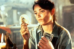 Mit allen Mitteln will Marion (Karen Allen) verhindern, dass die geheimnisvolle Macht der Bundeslade in die falschen H&auml;nde f&auml;llt ...