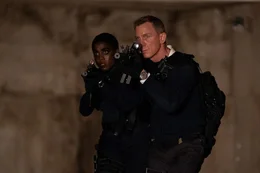 v.li.: Nomi (Lashana Lynch), James Bond (Daniel Craig)