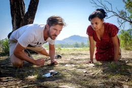 Der zehnt&auml;gige Countdown zu ihrer Hochzeit im Norden des australischen Kontinents verl&auml;uft f&uuml;r Ned (Gwilym Lee) und Lauren (Miranda Tapsell) trotz traumhafter Landschaft weder Pannen- noch konfliktfrei.