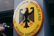 Das Jahr 1974 – Bundeskanzler Willy Brandt tritt wegen eines Spions aus Ost-Berlin zurück, im West-Teil der Stadt geht der neue Flughafen Berlin-Tegel an den Start und der Hit „Über den Wolken“ schafft den Sprung über die Mauer. Eine Berlin-Chronik der Superlative: 40 Folgen, von 1961, dem Jahr des Mauerbaus, bis zum neuen Jahrtausend 1999, zehn Jahre nach dem Mauerfall. - Die Ständige Vertretung in Ost-Berlin nimmt ihre Arbeit auf