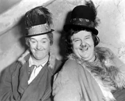 Stan (Stan Laurel, l.) und Ollie (Oliver Hardy, r.) betätigen sich diesmal als Pflegeeltern und als Operettenzigeuner ... Stan (Stan Laurel, l.) und Ollie (Oliver Hardy, r.) betätigen sich diesmal als Pflegeeltern und als Operettenzigeuner ...
