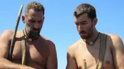 L-R: E.J. und Jeff sehen sich den Lageplan an.