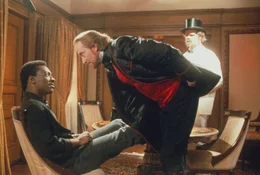 Sozialarbeiter Chandler (Eddie Murphy, l.) versucht, das "Goldene Kind" aus den H&auml;nden des Schurken Sardo (Charles Dance, r.) zu befreien.