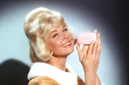 Beverly (Doris Day) wird quasi &uuml;ber Nacht zum Star einer Werbesendung f&uuml;r "Happy'-Seife.