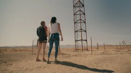 v.li.: Shiloh Hunter (Virginia Gardner), Becky Connor (Grace Caroline Currey)
