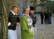 Uschi (Barbara Freier, M.), Walter (Katy Karrenbauer, r.) und Vivi (Annette Frier) sehen den Ausgrabungen in der Gärtnerei alles andere als gelassen entgegen ... Uschi (Barbara Freier, M.), Walter (Katy Karrenbauer, r.) und Vivi (Annette Frier) sehen den Ausgrabungen in der Gärtnerei alles andere als gelassen entgegen ...