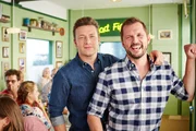 Jamie Oliver und Jimmy Doherty (r.)