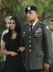 Zusammen mit Richard (Michael DeLorenzo, r.) nimmt Anna (Lela Loren, l.) an der Trauerfeier seines Sohnes, der ihr Ehemann war, teil. Zusammen mit Richard (Michael DeLorenzo, r.) nimmt Anna (Lela Loren, l.) an der Trauerfeier seines Sohnes, der ihr Ehemann war, teil.