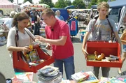Experte Otto Schulte (Mitte) organisiert eine 'Bauchladenaktion' auf dem Flohmarkt.. (Foto: Selina und Lukas, re.) Experte Otto Schulte (Mitte) organisiert eine 'Bauchladenaktion' auf dem Flohmarkt.. (Foto: Selina und Lukas, re.)