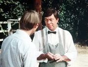 Ike (Joe Conley, r.) fragt John-Boy (Richard Thomas, l.) über Corabeth, die überraschend im Hause der Waltons aufgetaucht ist, aus.