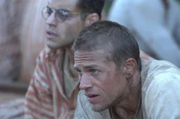 L - R: Louis Dega (Rami Malek), Henri Charri&egrave;re (Charlie Hunnam).