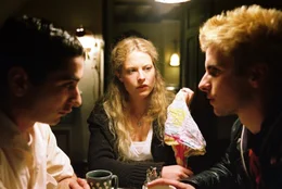 Als Ellen (Diana Amft, M.), Benjamin (Denis Moschitto, l.) und Rocky (Julian Sengelmann, r.) erkennen, dass die Zukunft des liebevollen Altenheims auf dem Spiel steht, entwickeln sie einen mutigen Plan ...